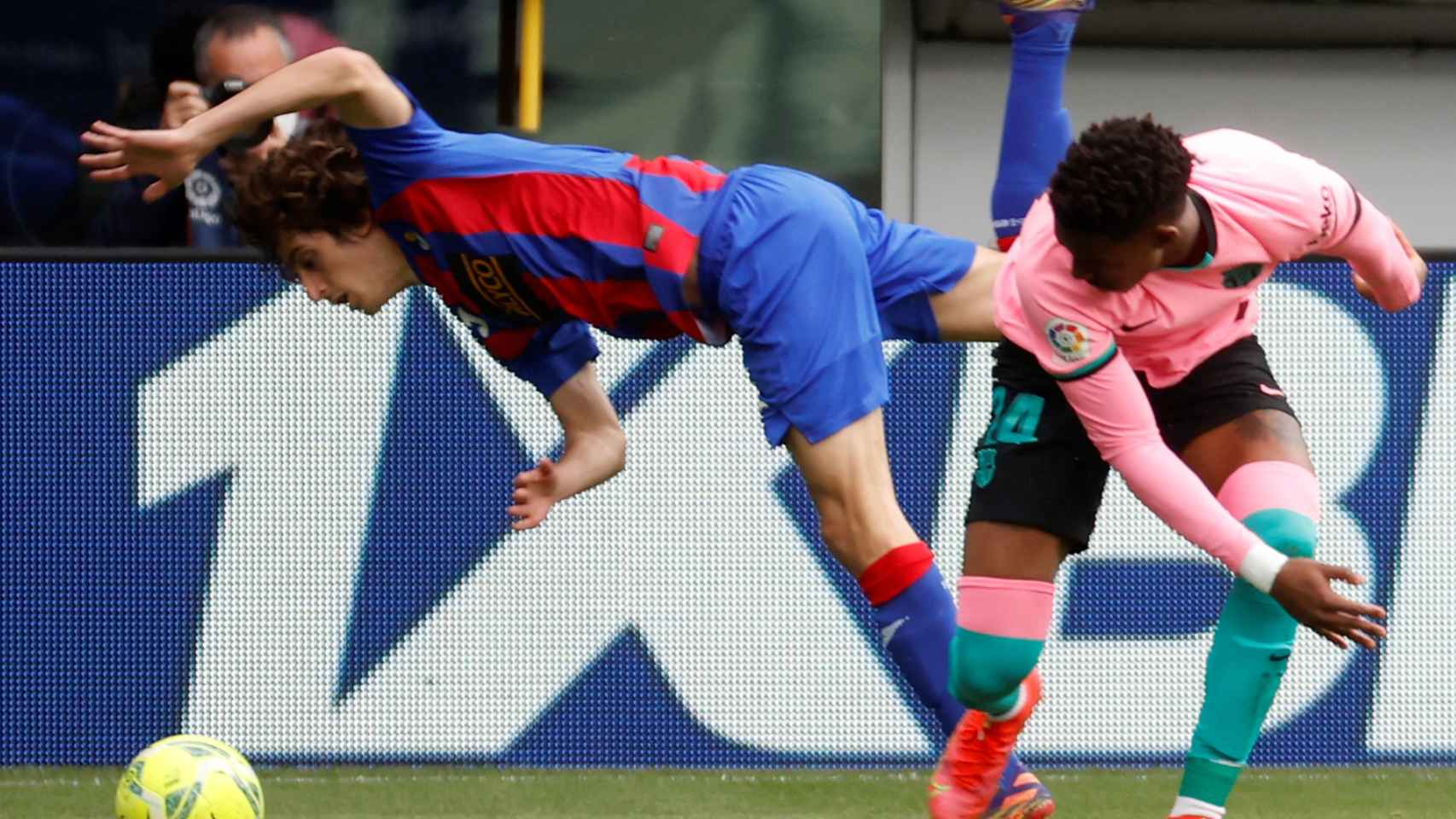 Junior Firpo, en una acción con el Barça en la pasada liga / EFE