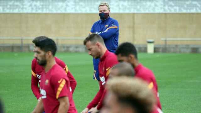 Ronald Koeman dirigiendo una sesión de entrenamiento /FCB