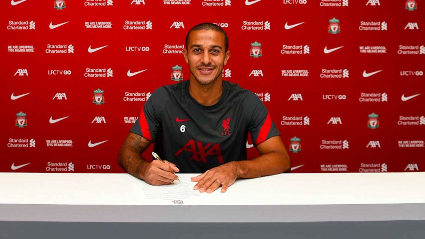 Thiago Alcántara firma con el Liverpool / EFE