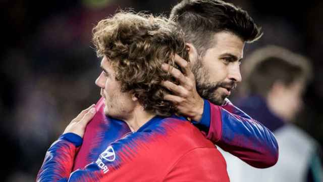 Una foto de Antoine Griezmann y Gerard Piqué saludándose antes de un Barça - Atlético de Madrid / FCB