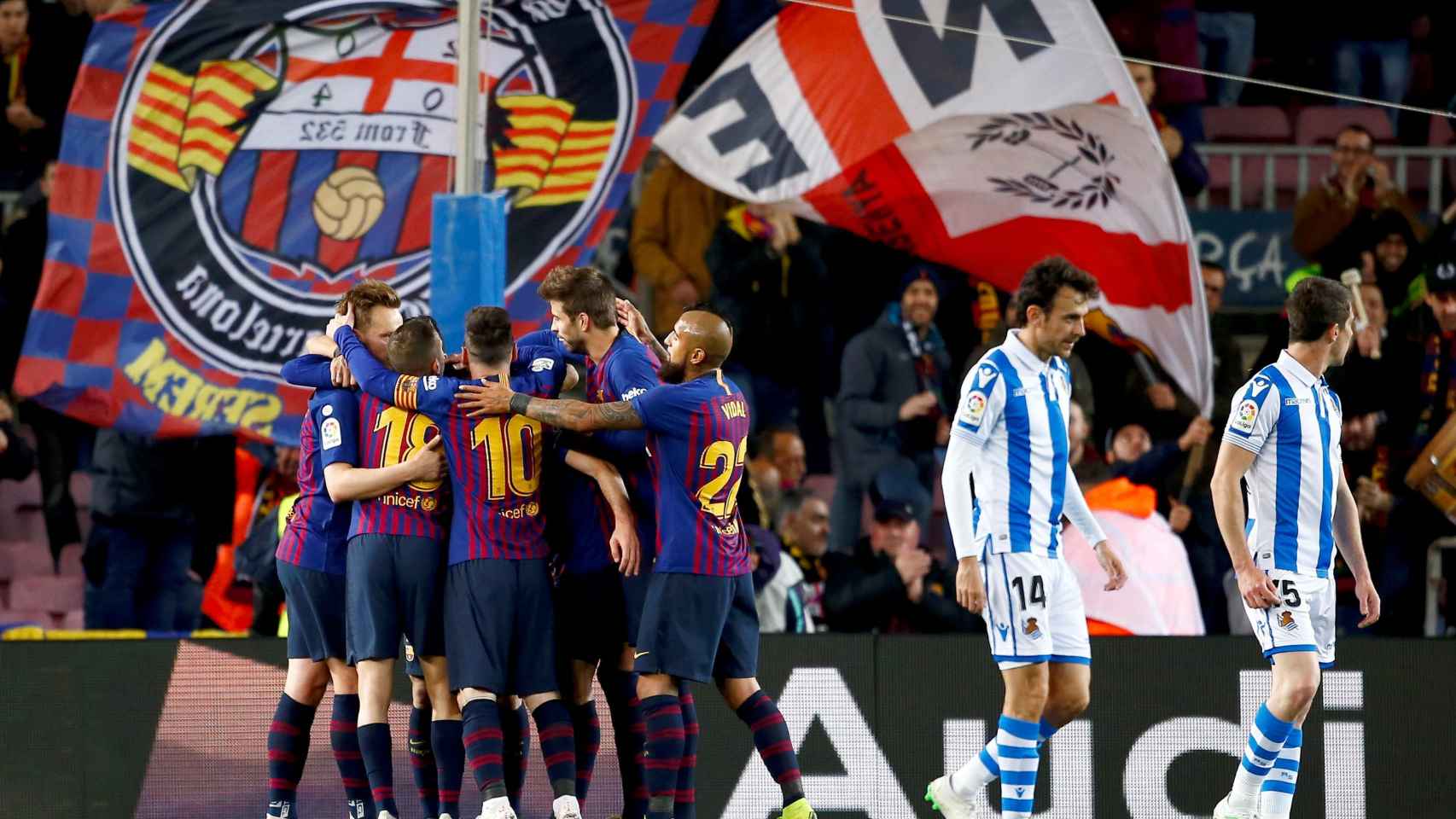 Los futbolistas del FC Barcelona celebran el gol de Lenglet ante la Real Sociedad / EFE