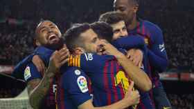 Arturo Vidal y Semedo celebran con Jordi Alba, Piqué y Messi el sexto gol del Barça / EFE
