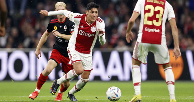 Edson Álvarez, durante un partido con el Ajax / EFE