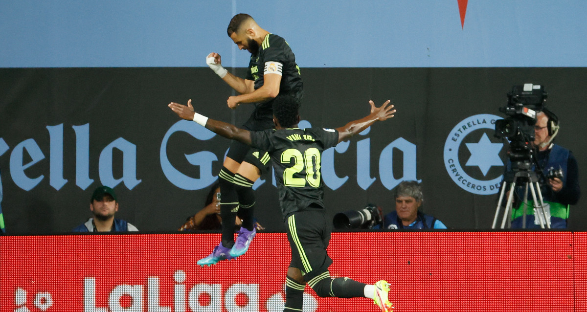 Karim Benzema y Vinicius Jr celebran el primer gol del Real Madrid en Balaídos