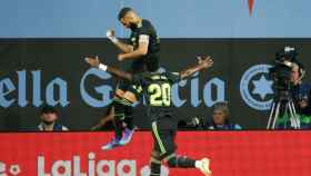 Karim Benzema y Vinicius Jr celebran el primer gol del Real Madrid en Balaídos