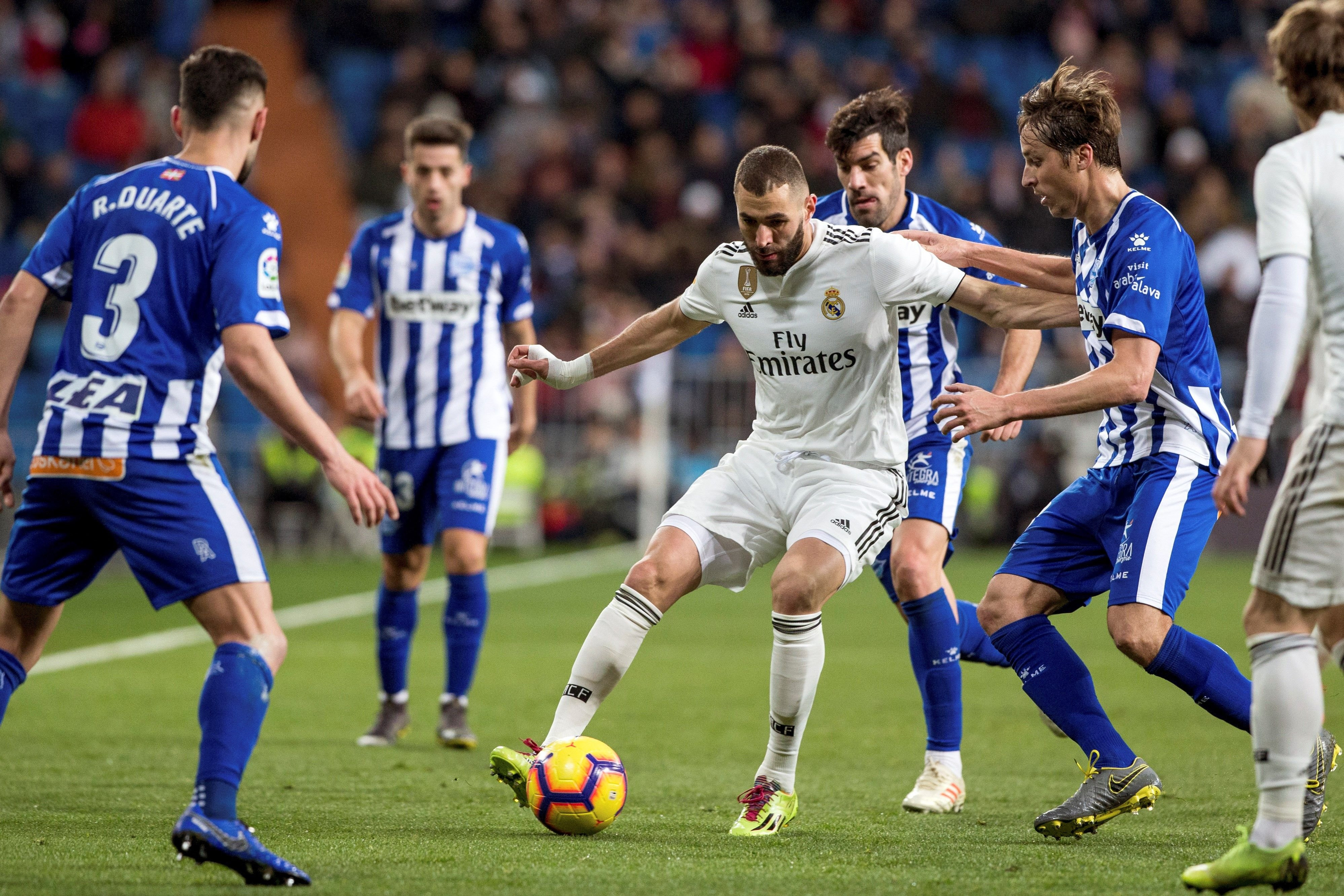 Benzema rodeado de rivales en el encuentro del Real Madrid frente al Alavés / EFE