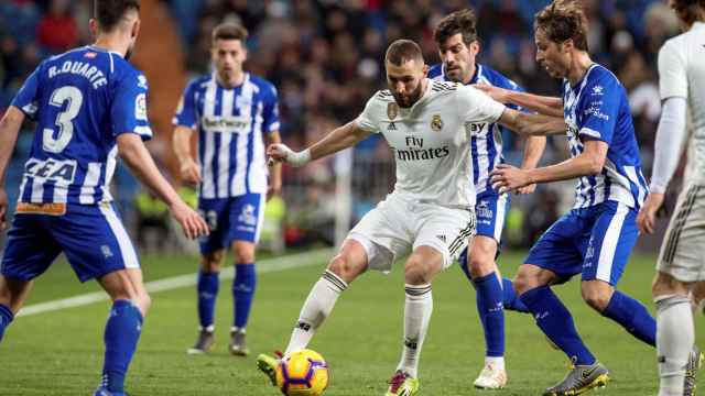 Benzema rodeado de rivales en el encuentro del Real Madrid frente al Alavés / EFE