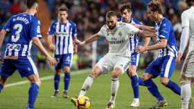 Benzema rodeado de rivales en el encuentro del Real Madrid frente al Alavés / EFE