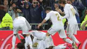 Los jugadores del Real Madrid celebran un gol en el clásico / EFE