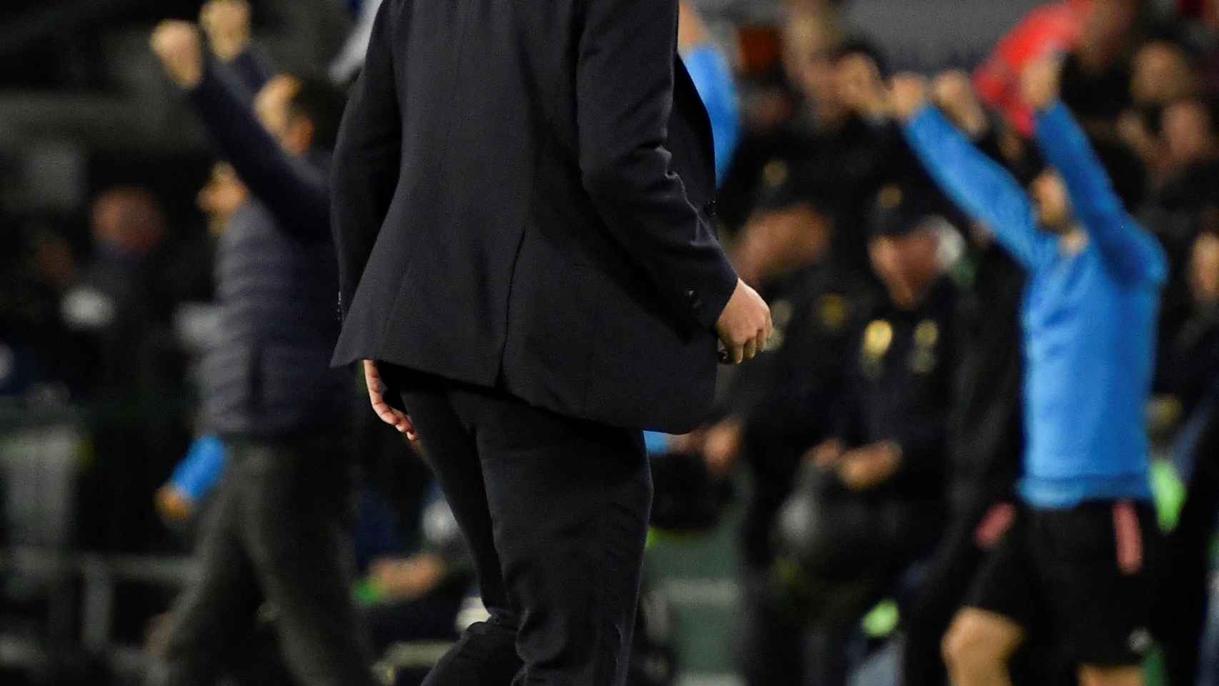 Zidane, cabizbajo tras la derrota contra el Betis / EFE