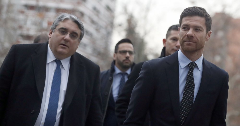 Xabi Alonso entrando a juicio junto a sus abogados / EFE