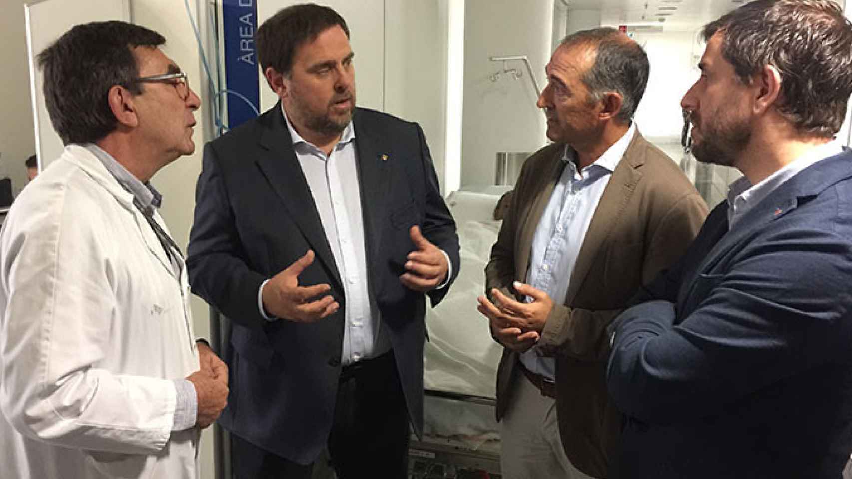 Oriol Junqueras y Toni Comín durnate su visita al Hospital de Sant Pau / GENCAT
