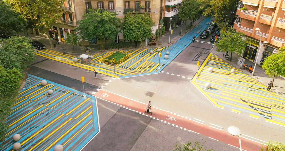 Una esquina de Barcelona con urbanismo táctico desplegado por el ayuntamiento / CG
