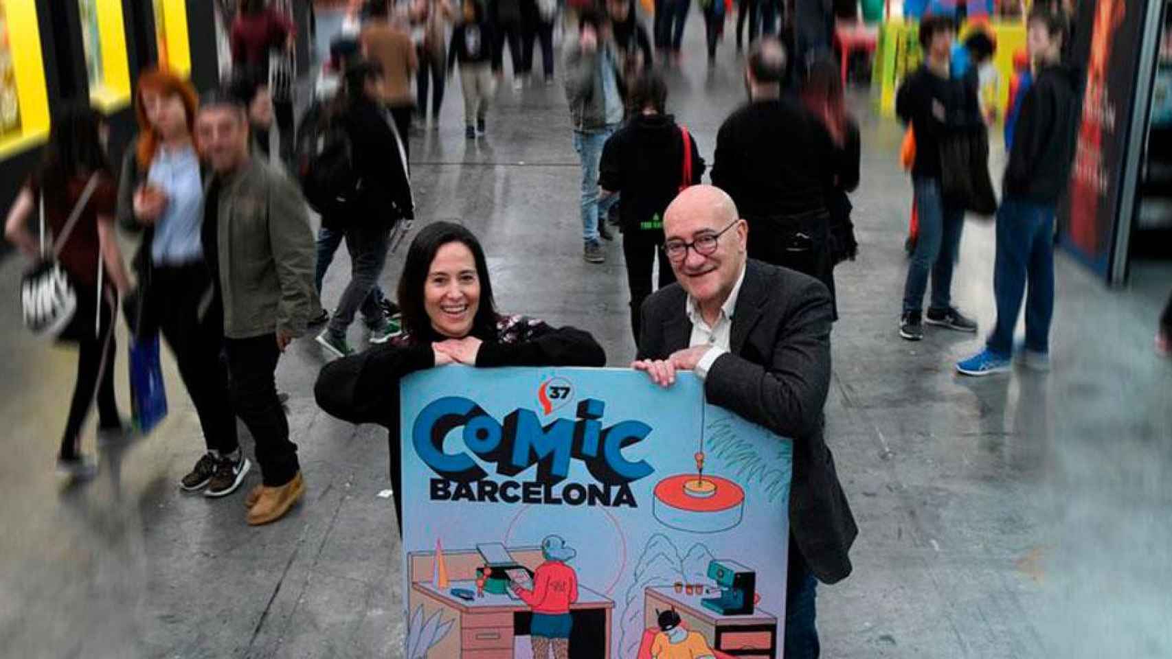 Los directores de Cómic Barcelona posando con el cartel de esta edición / CÓMIC BARCELONA