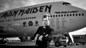 Bruce Dickinson ataviado como piloto ante el avión que traslada a Iron Maiden / Jhon MacMurtrie / entradium.com