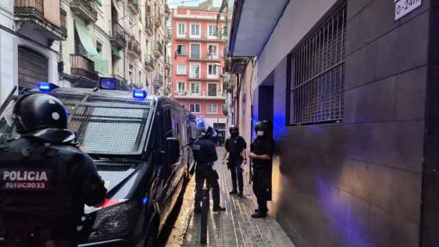 Efectivos de Mossos durante el desalojo de los okupas en la calle de Hortes, Poble Sec / MOSSOS