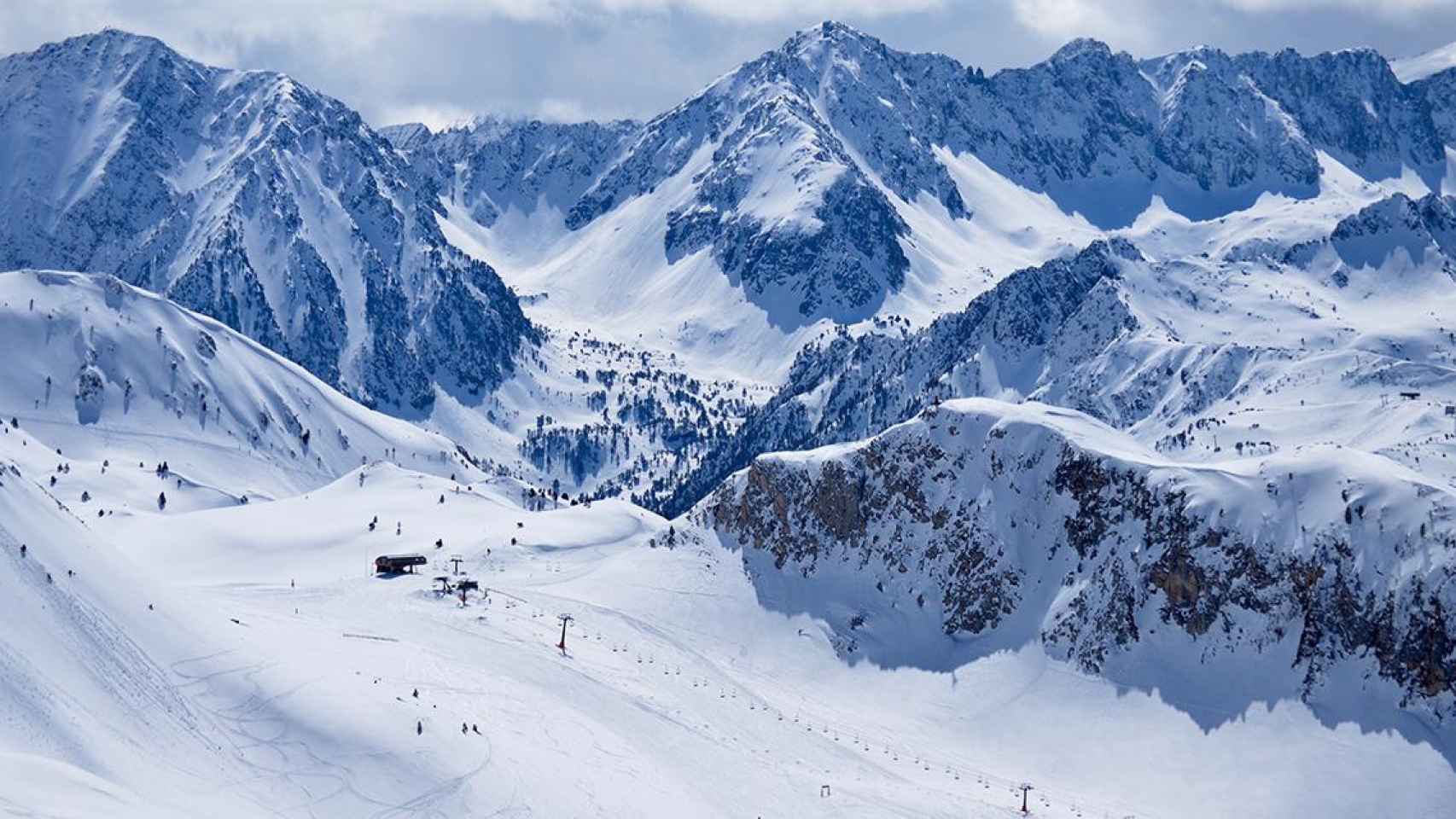 Pistas y montañas nevadas en los Pirineos, donde la Generalitat quiere que se celebren los Juegos Olímpicos de Invierno / EUROPA PRESS