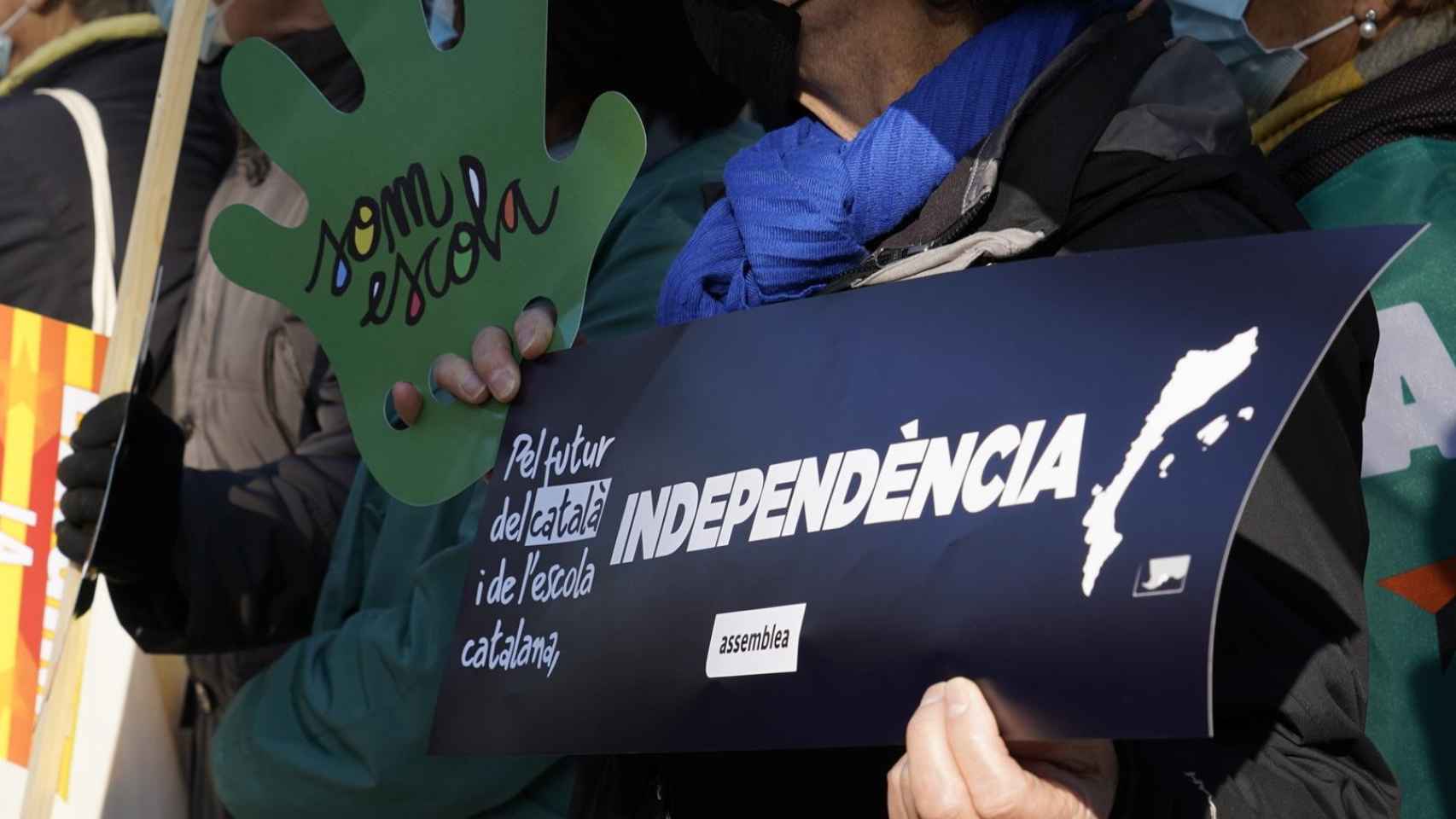 Símbolos independentistas en la manifestación contra el castellano en las escuelas / LUIS MIGUEL AÑÓN