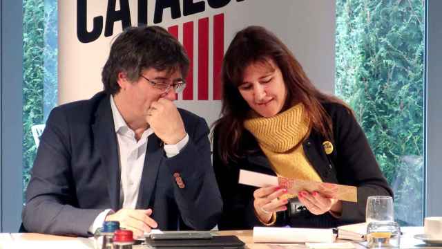 Carles Puigdemont y Laura Borràs, de JxCat, en una reunión en Waterloo / EFE