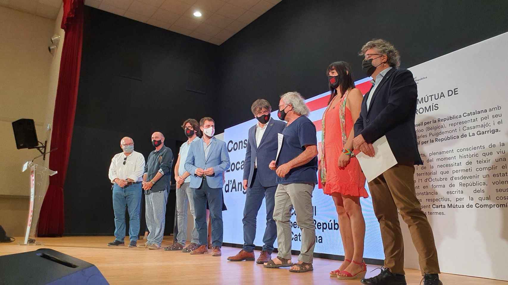 Puigdemont, en el centro de la imagen, junto a otros dirigentes y exdirigentes posconvergentes en el acto del denominado Consell per la República en Perpiñán / @CONSELLXREP (TWITTER)