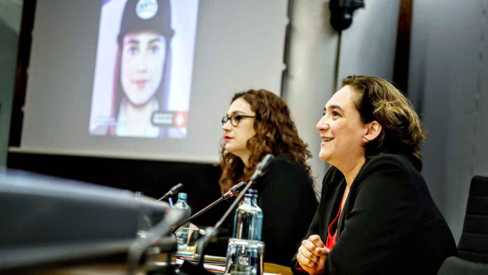 Ada Colau (d), alcaldesa de Barcelona, con Laura Pérez, teniente de alcalde de Derechos Sociales / AjBCN