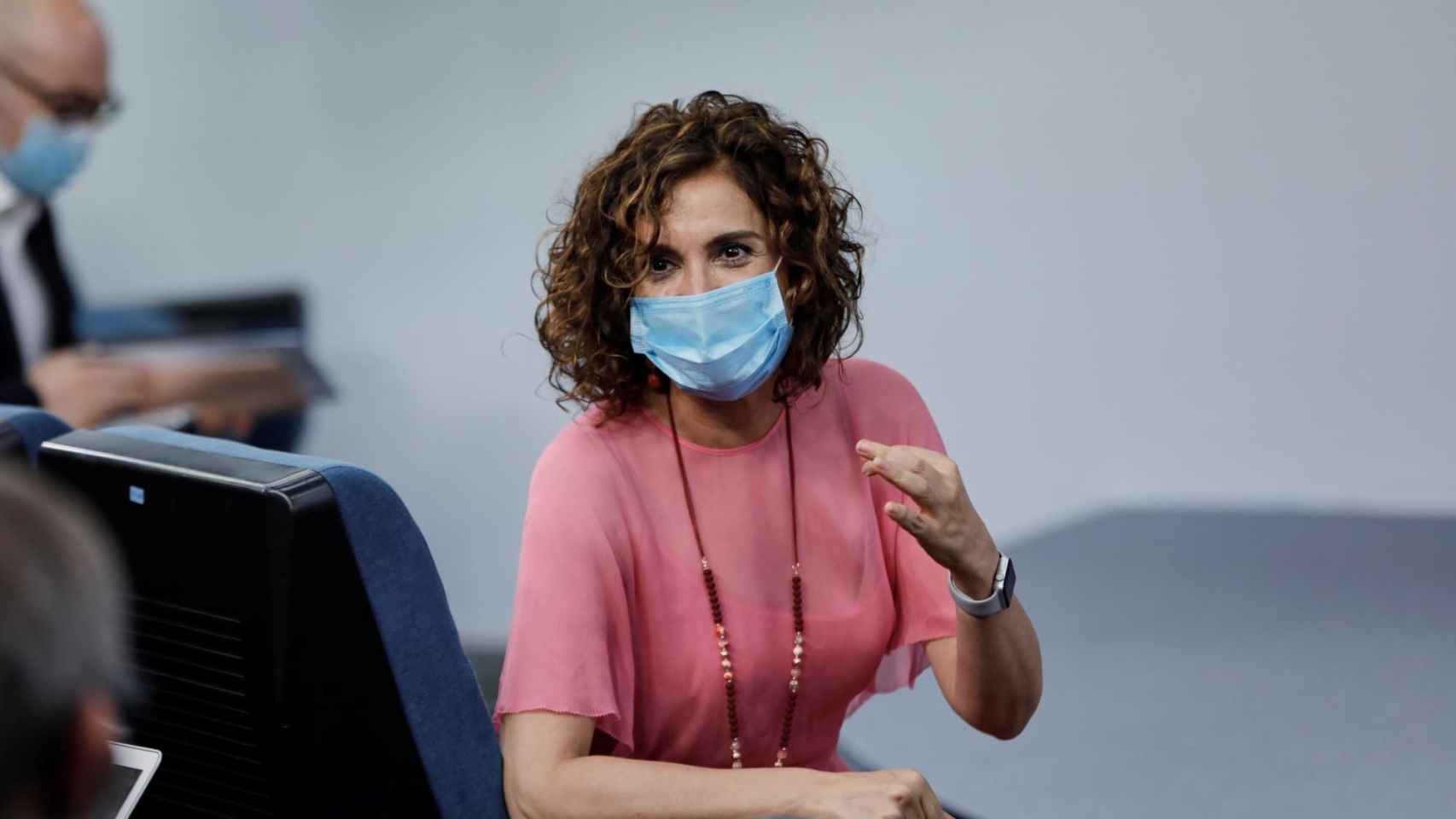 La ministra portavoz del Gobierno, María Jesús Montero, con una mascarilla para evitar contagios de coronavirus / EP