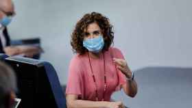La ministra portavoz del Gobierno, María Jesús Montero, con una mascarilla para evitar contagios de coronavirus / EP