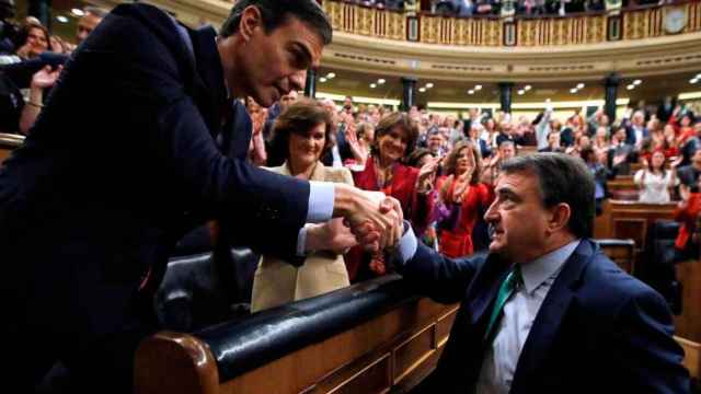 Aitor Esteban (PNV) estrecha la mano de Pedro Sánchez en el Congreso / EFE