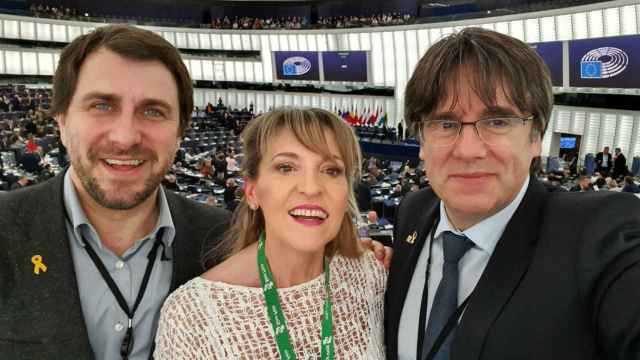 Toni Comín, Martina Anderson y Carles Puigdemont en la Eurocámara / TWITTER