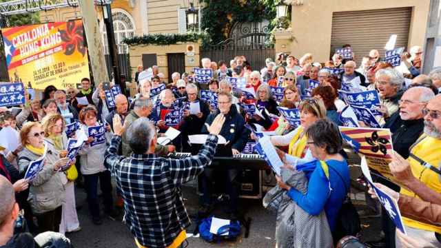 Imagen del escrache independentista en el Consulado chino de Barcelona por Hong Kong / CG