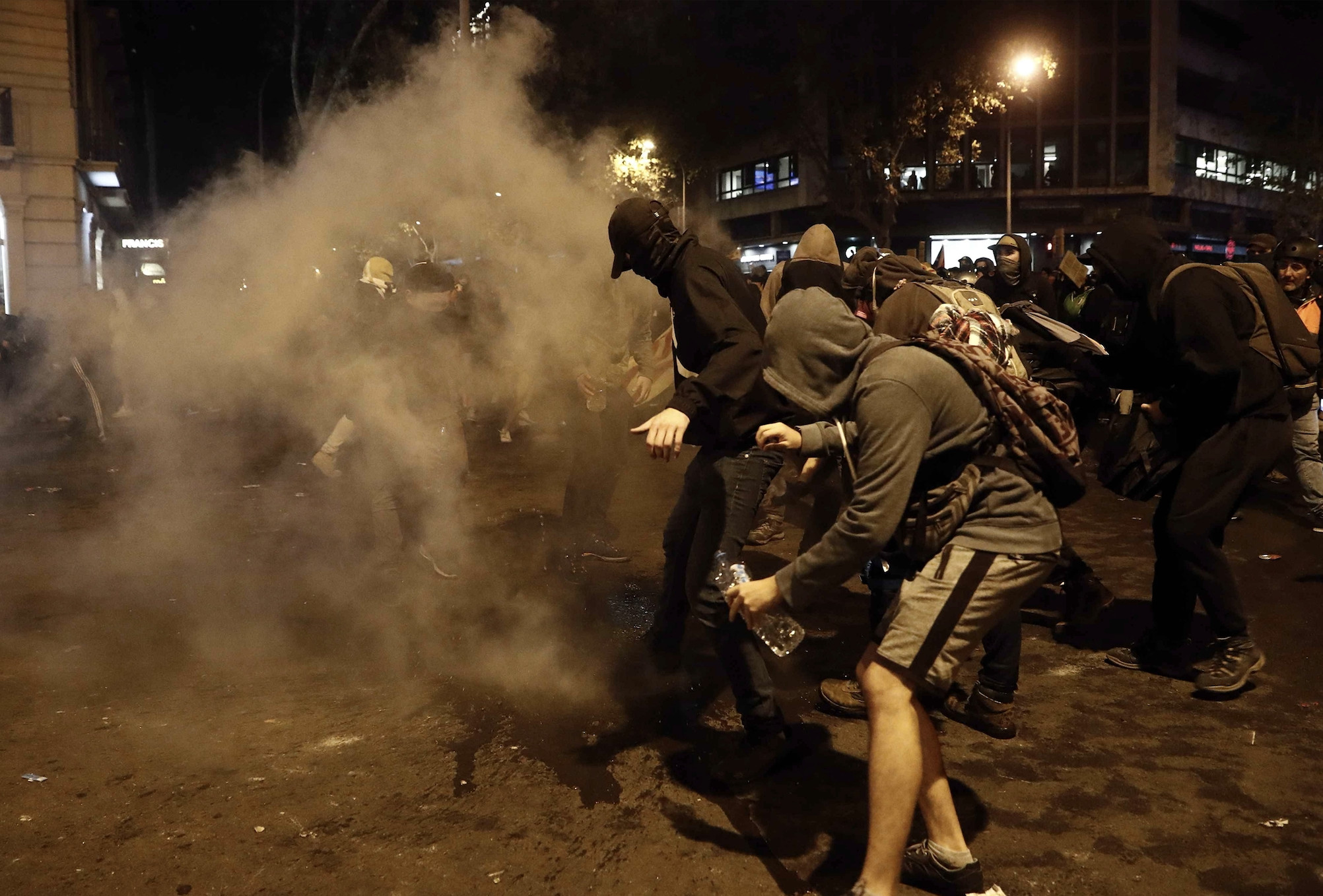 Radicales durante los disturbios en Barcelona / EFE