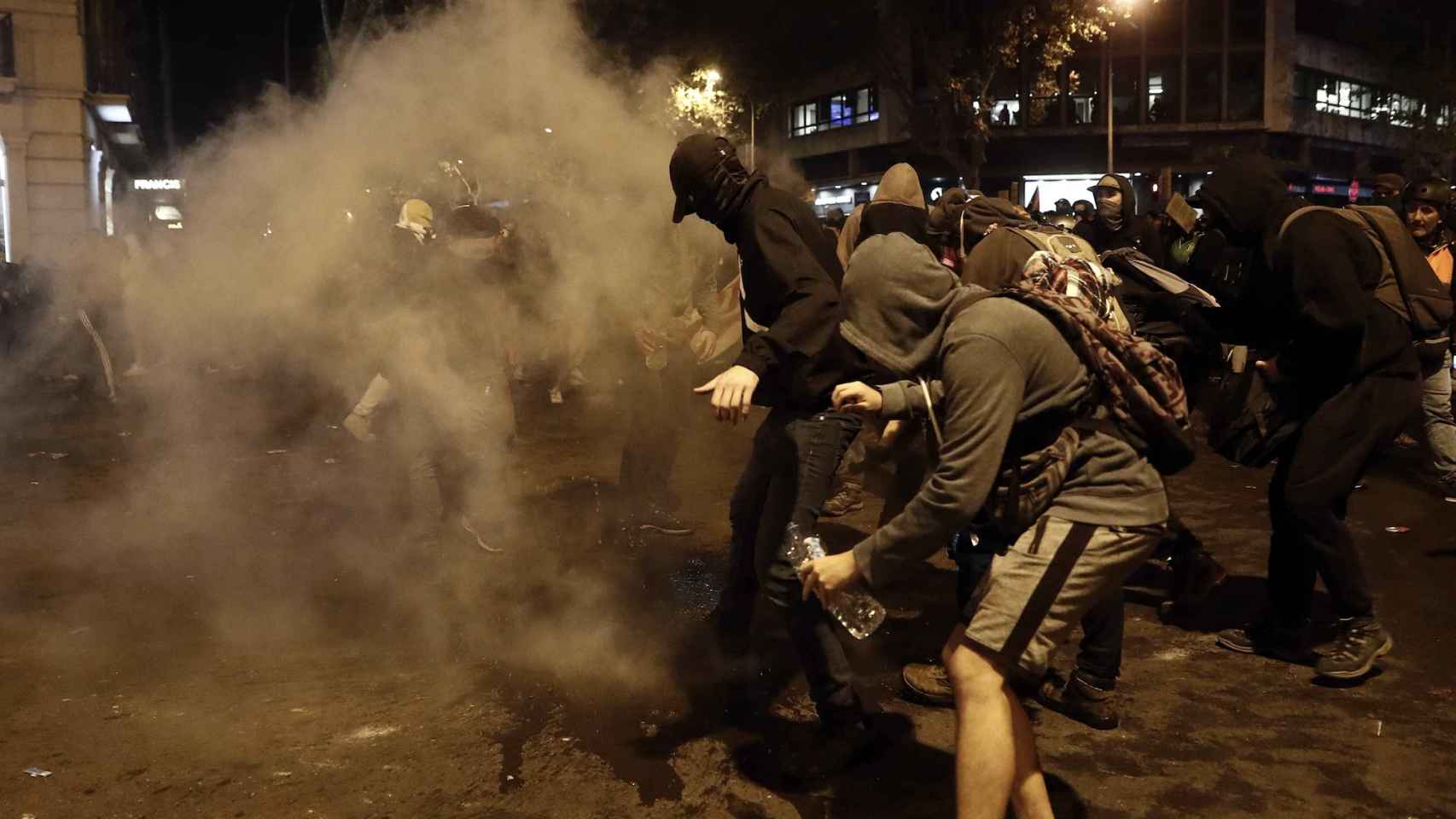 Radicales durante los disturbios en Barcelona / EFE