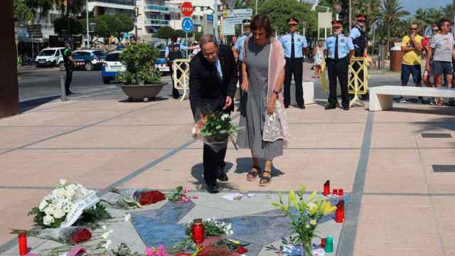 El presidente de la Generalitat, Quim Torra (i), realiza junto a su esposa una ofrenda floral, este domingo, en el memorial por la Paz de Cambrils / EFE