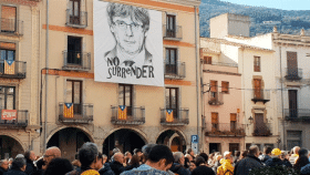 El inquietante pendón gigante con el rostro de Carles Puigdemont en Amer (Girona), su localidad natal / CG