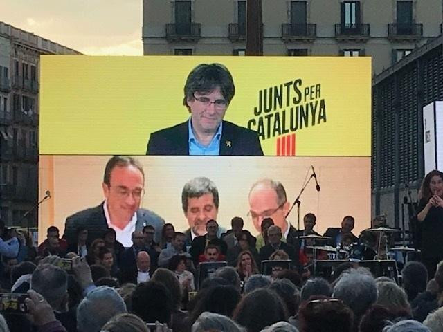 Intervenciones de Carles Puigdemont Josep Rull Jordi Sànchez y Jordi Turull en el último acto de JxCat