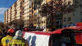Bomberos de la Generalitat actuando en el incendio de Badalona que segó tres vidas e hirió a treinta personas / BOMBERS