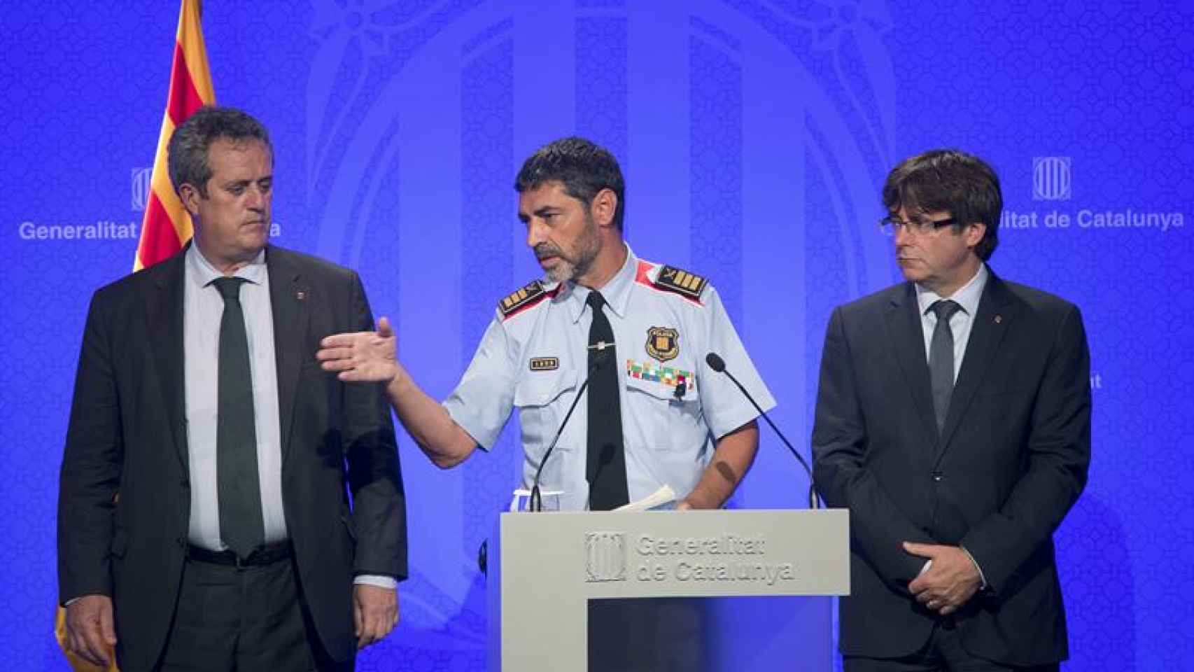 El president Carles Puigdemont, junto al conseller de Interior, Joaquim Forn, y el mayor de los Mossos d'Esquadra, Josep Lluís Trapero