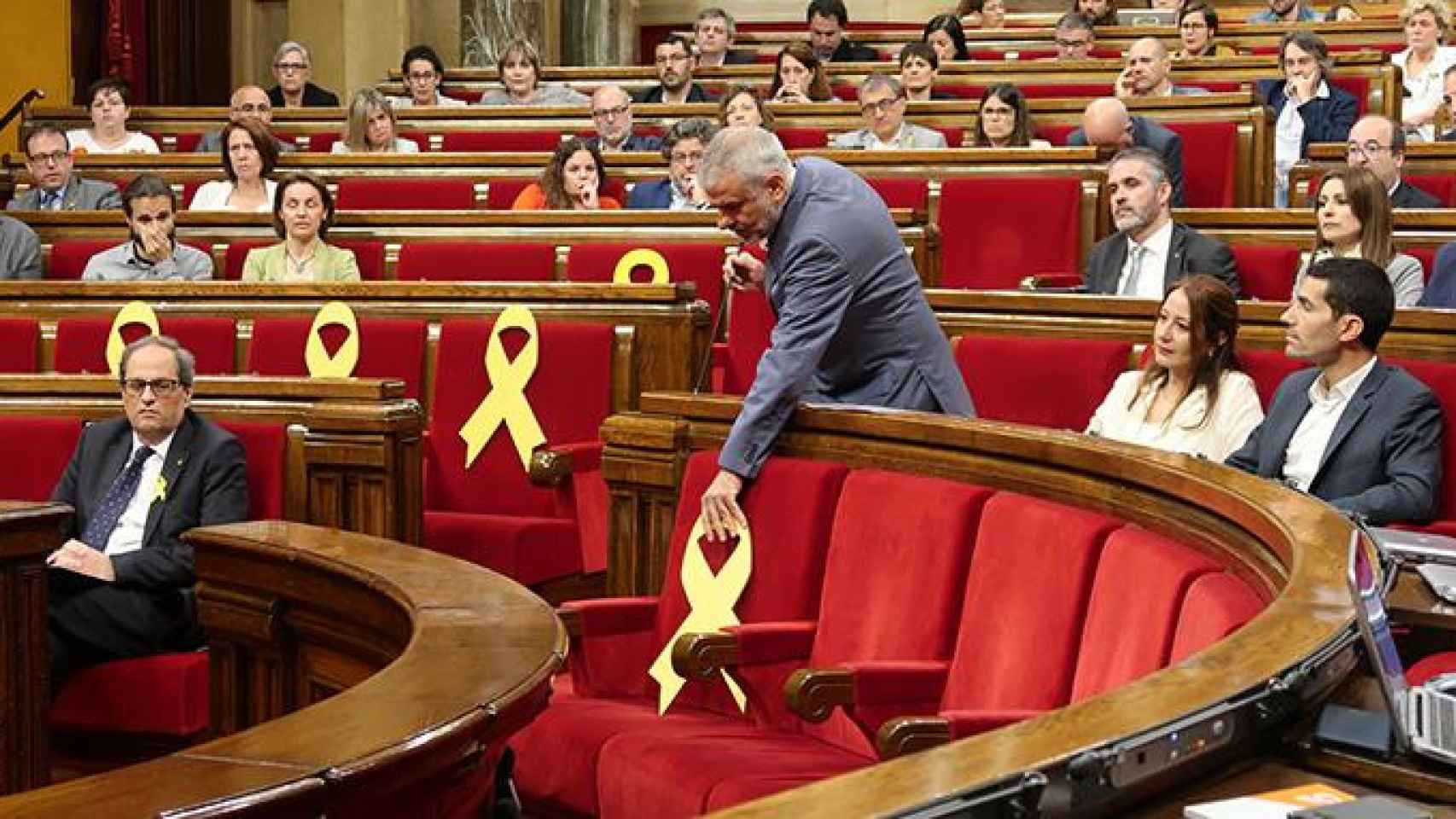 El portavoz de Ciudadanos, Carlos Carrizosa, quita uno de los lazos amarillos en el pleno del Parlament / CG