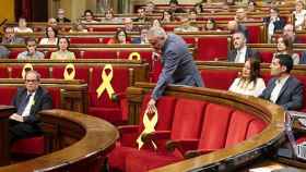 El portavoz de Ciudadanos, Carlos Carrizosa, quita uno de los lazos amarillos en el pleno del Parlament / CG