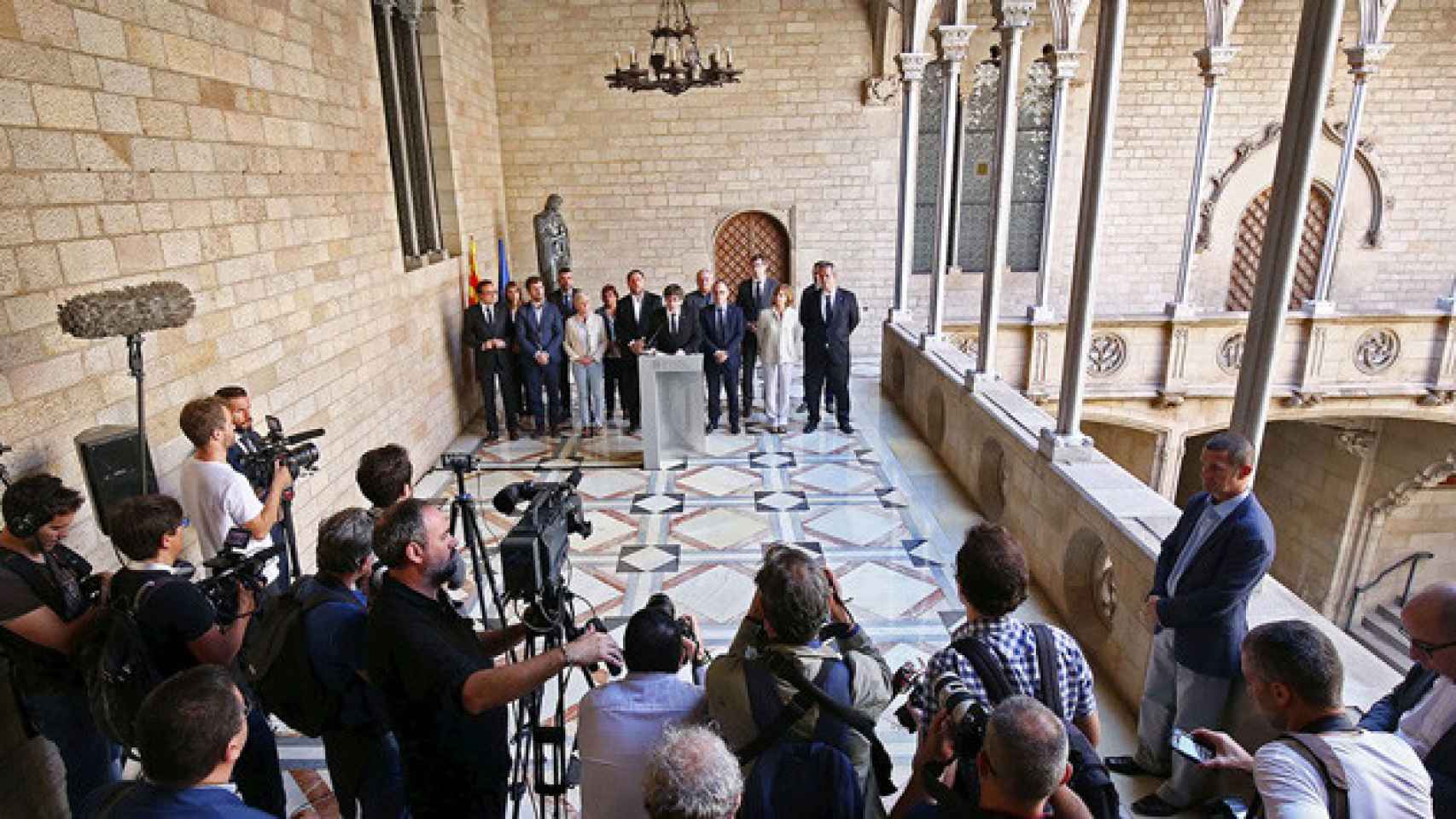 El president de la Generalitat, Carles Puigdemont, rodeado por sus socios del Govern en la declaración institucional tras las detenciones y registros de la Guardia Civil de cara al 1-O / CG