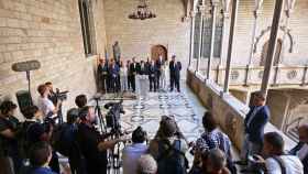 El president de la Generalitat, Carles Puigdemont, rodeado por sus socios del Govern en la declaración institucional tras las detenciones y registros de la Guardia Civil de cara al 1-O / CG