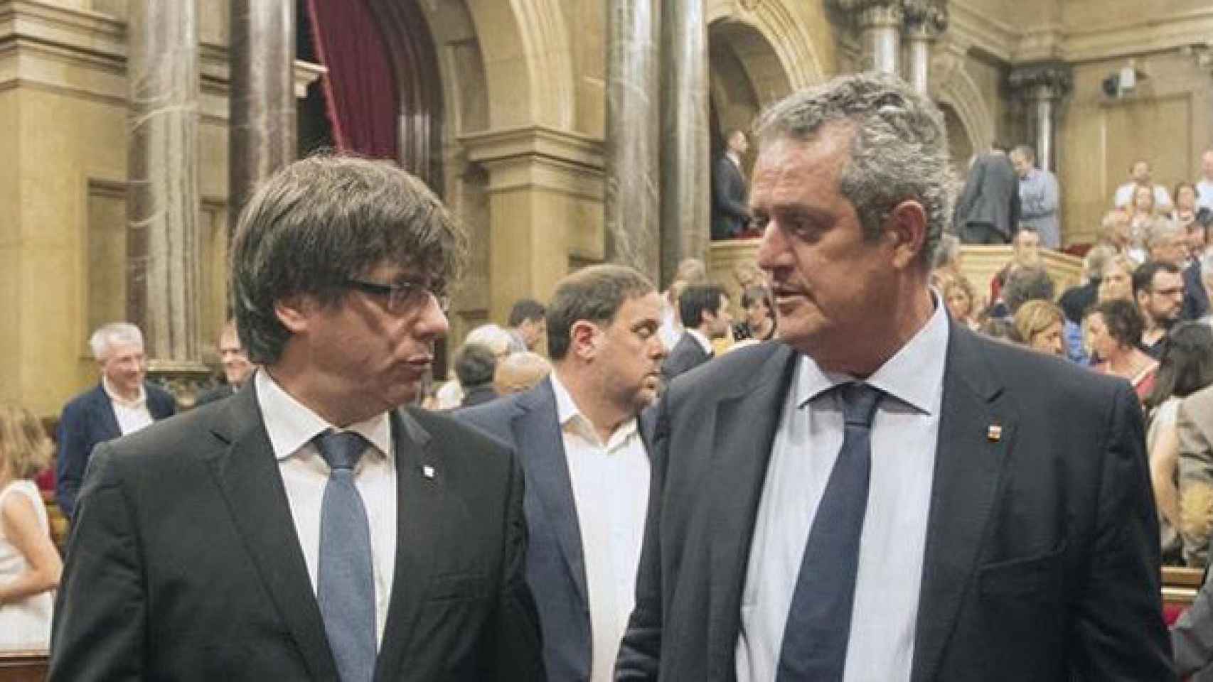 El presidente de la Generalitat, Carles Puigdemont, con el consejero de Interior, Joaquim Forn, en el pleno en memoria de las víctimas de los atentados celebrado este viernes en el Parlament / EFE