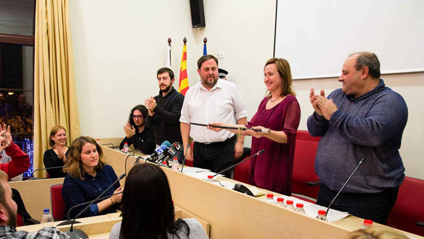 Oriol Junqueras entrega la vara de alcaldesa de Sant Vicenç del Horts (Barcelona) a Maite Aymerich / SANT VICENÇ