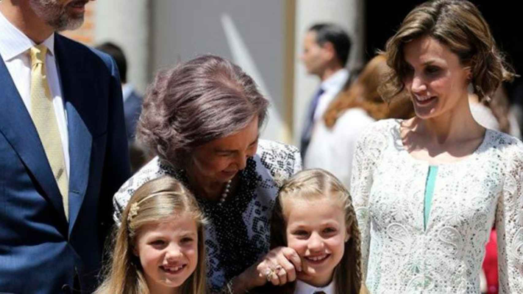 La princesa Leonor recibe una caricia de su abuela Sofía el día de su primera comunión.