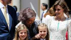 La princesa Leonor recibe una caricia de su abuela Sofía el día de su primera comunión.