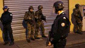 El Ejército francés despliega una operación policial contra el yihadismo en el barrio de Saint Denis.