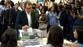 El presidente de la Generalitat, Artur Mas, votando en las elecciones del 27S.