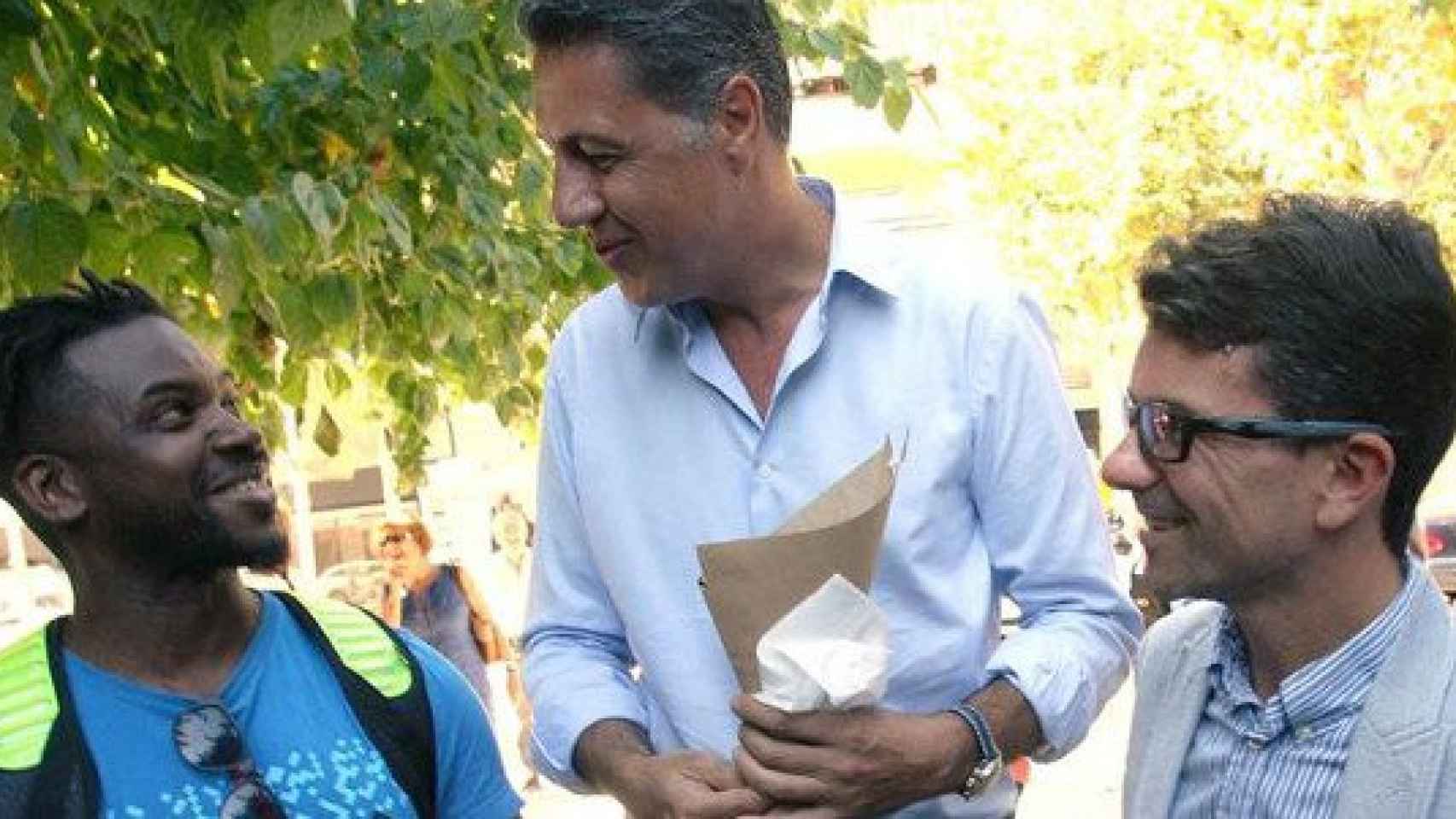 El candidato del PP para el 27S, Xavier García Albiol, charlando con un vecino en Salou la semana pasada.