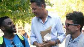 El candidato del PP para el 27S, Xavier García Albiol, charlando con un vecino en Salou la semana pasada.