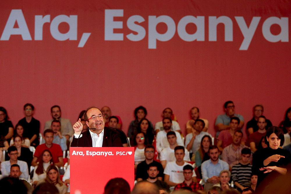 El primer secretario de los socialistas catalanes, Miquel Iceta, interviene durante un acto político en el que también participa el presidente del Gobierno en funciones, Pedro Sánchez, este miércoles en Barcelona / EFE